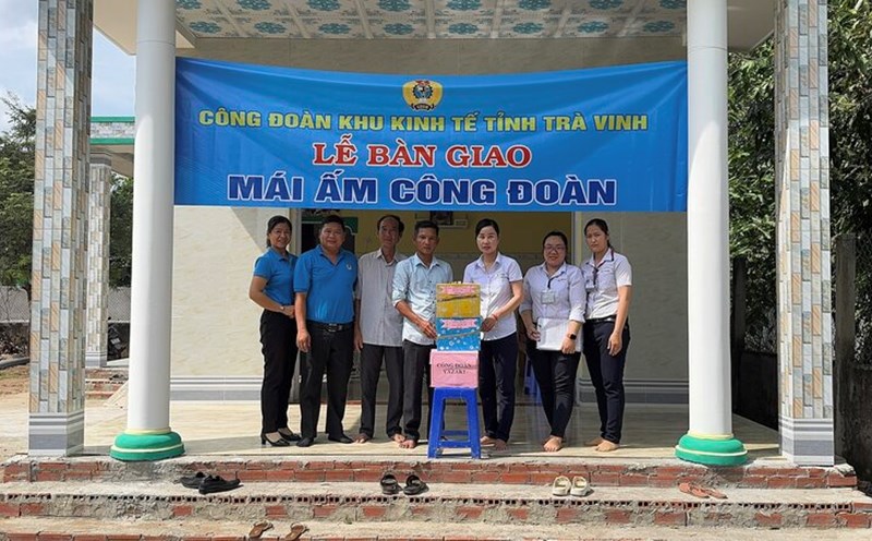 In the first 6 months of 2025, Tra Vinh trade unions at all levels mobilized nearly 30 billion VND to take care of workers. Photo: Hoang Loc