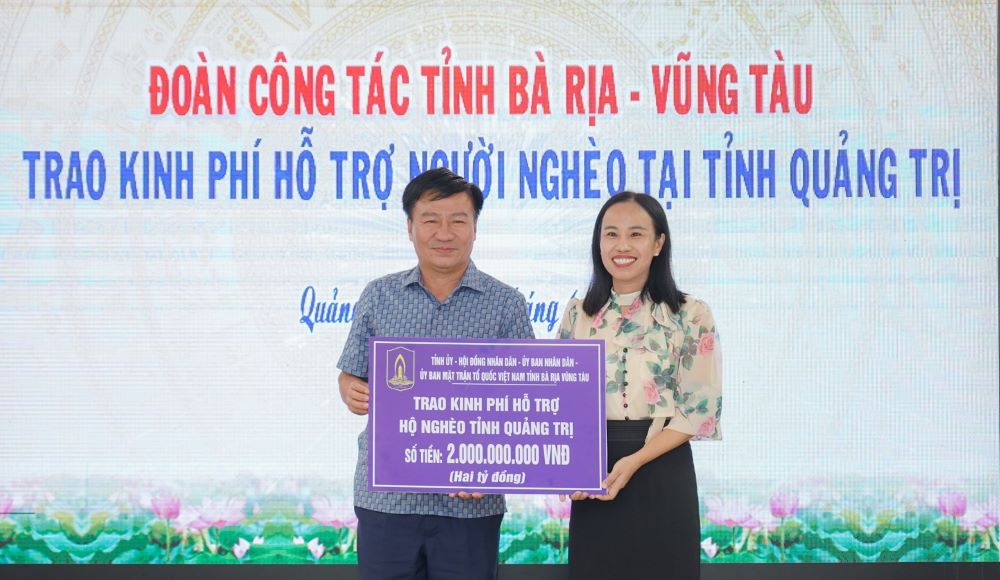 El presidente del Comite del Frente de la Patria de Vietnam de Quang Tri Dao Manh Hung recibio 2 mil millones de VND simbolicos del apoyo de la provincia de Ba Ria - Vung Tau para familias dificiles en la provincia. Foto: Han Nguyen