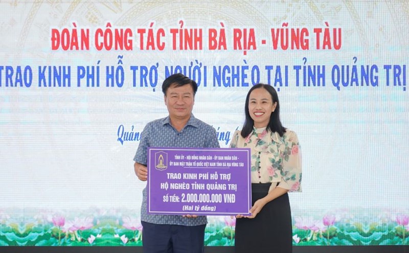 Chairman of the Vietnam Fatherland Front Committee of Quang Tri province Dao Manh Hung received 2 billion VND symbolically from the support of Ba Ria - Vung Tau province for disadvantaged families in the province. Photo: Han Nguyen