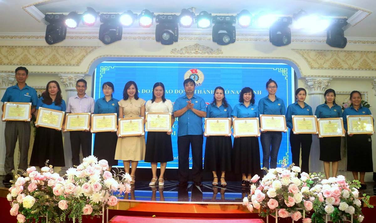 Permanent Vice President of Nam Dinh Provincial Federation of Labor Tran Trong Thai presented Certificates of Merit of the Provincial Federation of Labor to collectives with outstanding achievements in trade union activities in the 2024 - 2025 school year. Photo: Nam Dinh City Portal