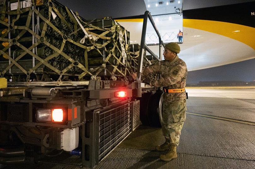 El proceso de carga y descarga de productos dentro del marco del soporte de seguridad ucraniano en la Base Aerea de Dover, Delaware (EE. UU.), 20 de enero de 2023. Foto: Xinhua
