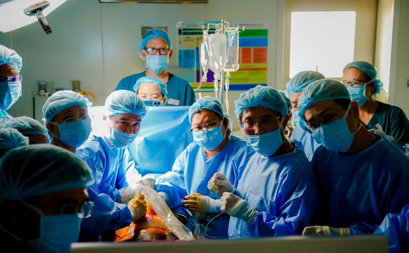 Experts from Tu Du Hospital and Children's Hospital 1 successfully performed fetal heart intervention for a Singaporean mother. Photo: Provided by Tu Du Hospital