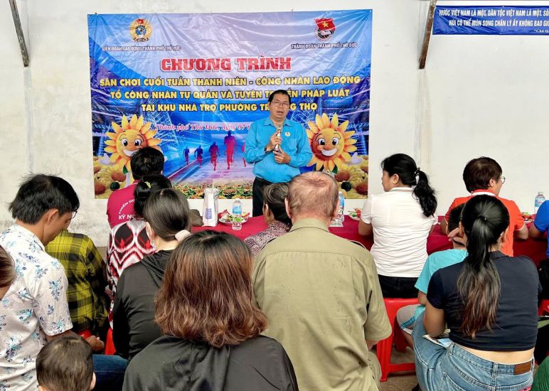 Mr. Tran Phuoc Hung - Vice Chairman of the Thu Duc City Labor Federation - disseminated the law to workers in the boarding house area. Photo: Duc Long