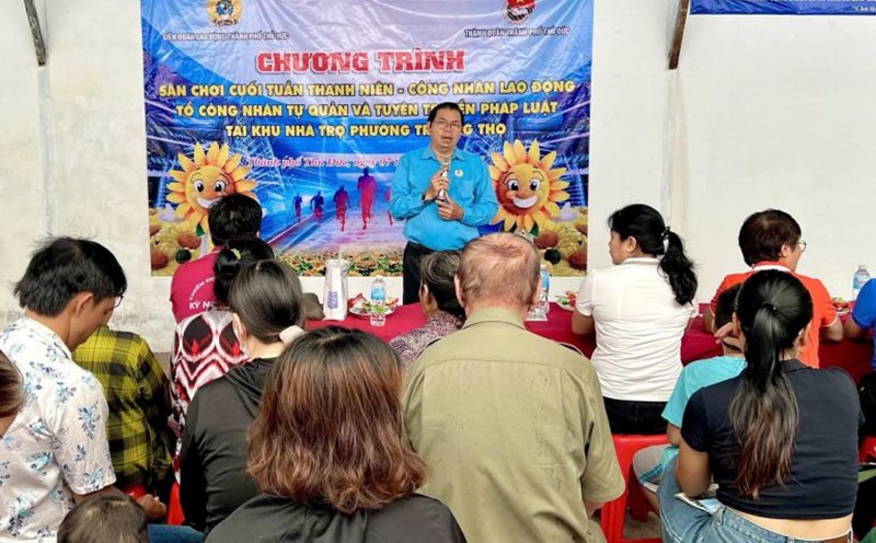 Mr. Tran Phuoc Hung - Vice Chairman of the Thu Duc City Labor Federation - disseminated the law to workers in the boarding house area. Photo: Duc Long