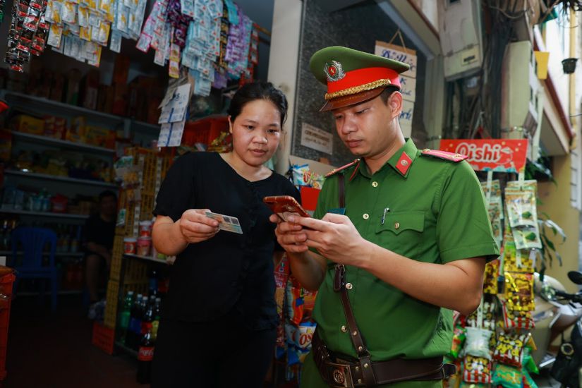 Lang Thuong Ward Police, Dong Da, Hanoi carries out level 2 electronic identification authentication for citizens in the area. Photo: Hai Nguyen