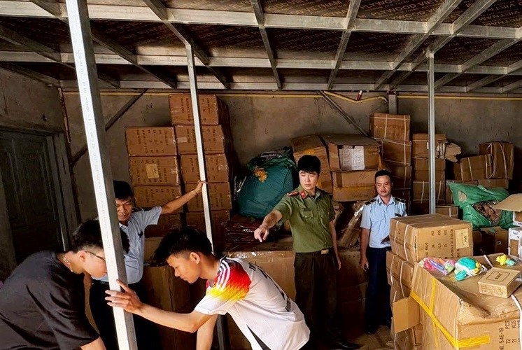 Lực lượng chức năng tỉnh Ninh Bình kiểm tra, phát hiện và bắt giữ nhiều vụ buôn bán hàng giả. Ảnh: Nguyễn Bình