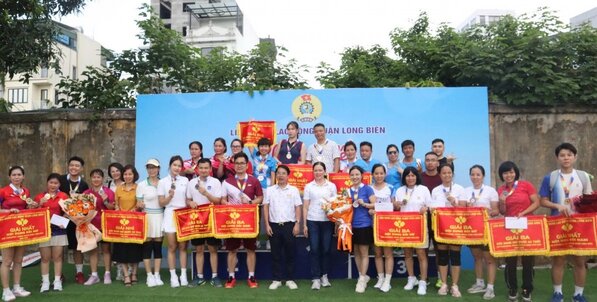 The 2025 Pickleball tournament for workers, civil servants, and laborers is organized by the Long Bien District Labor Federation. Photo: Trung Quan