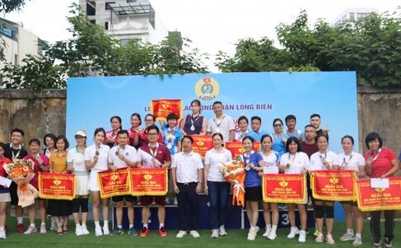 The 2025 Pickleball tournament for workers, civil servants, and laborers is organized by the Long Bien District Labor Federation. Photo: Trung Quan