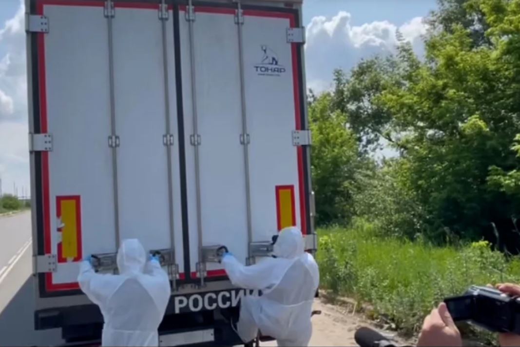 Rusia llevo a la frontera el camion que transportaba el cuerpo de los soldados ucranianos. Foto: Ministerio de Defensa Rusia/Tass