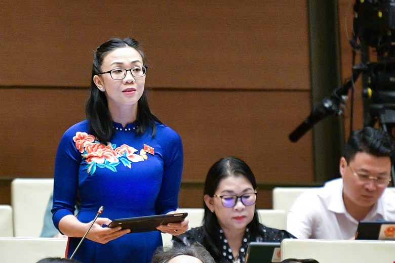 La diputada de la Asamblea Nacional Trinh Thi Tu Anh señalo las principales deficiencias del modelo de universidad nacional y universitaria regional. Foto: Pham Thang