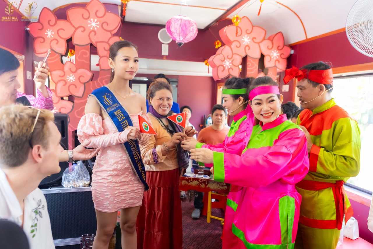 Anh: Ban to chuc cuoc thi.