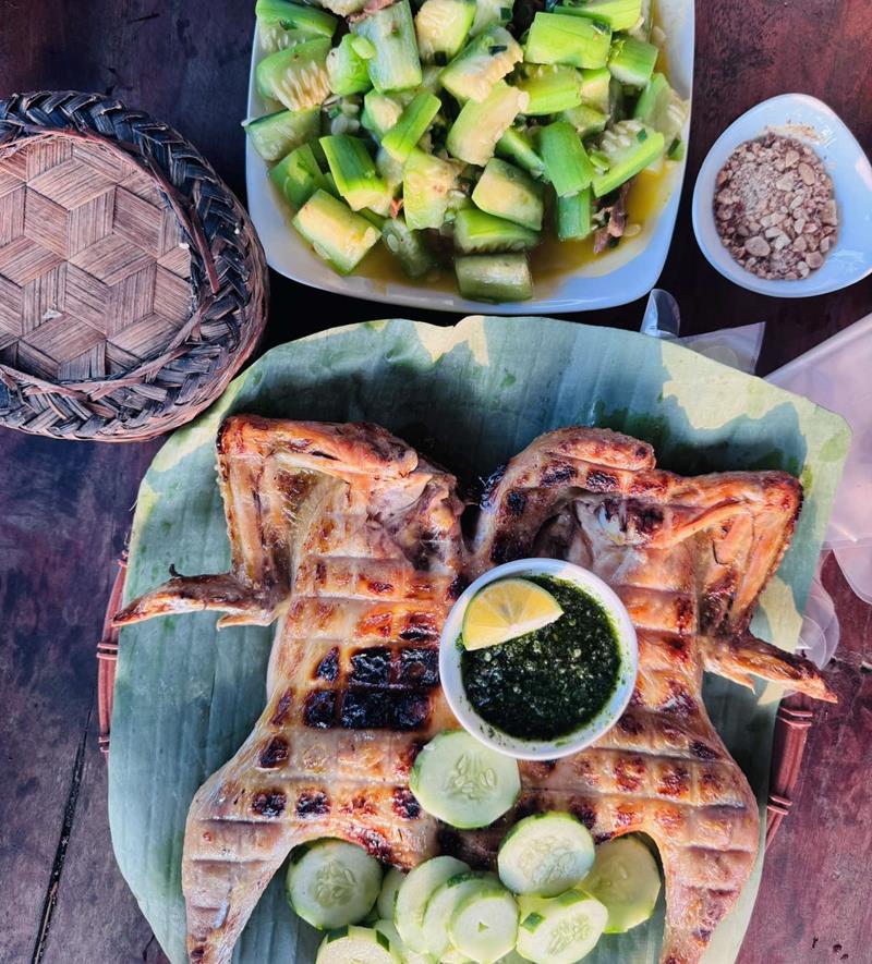 Ga nuong vang ruom, cham muoi cheo dung chuan. Anh: Linh Boo