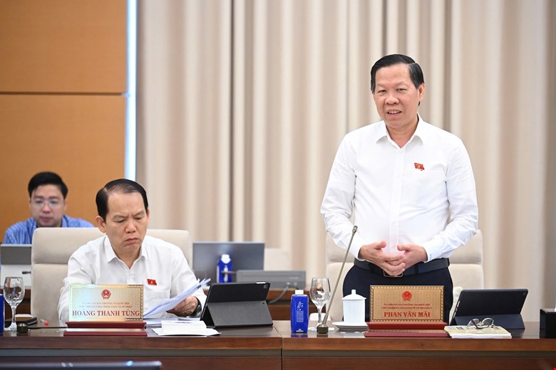 Ông Phan Văn Mãi cho rằng, không chỉ xếp lương cao nhất, cần tăng lương gấp 2-3 lần cho giáo viên. Ảnh: Quochoi.vn