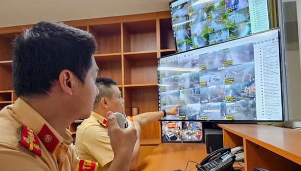 La policia reviso los autos que fueron castigados. Foto: Departamento de Policia de Trafico