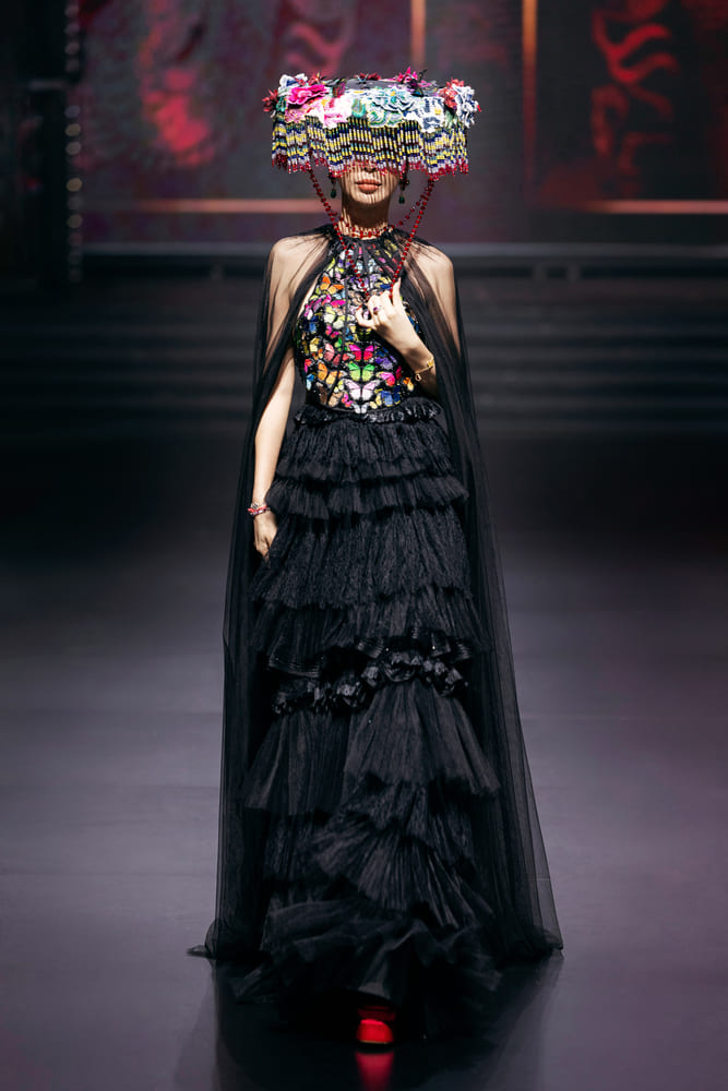 Cuu nguoi mau Doan Hong Diep tu tin sai buoc tren san catwalk. Anh: Team Kieng Can