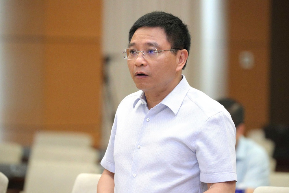 Minister of Finance Nguyen Van Thang said that the draft stipulates the direction of subjects that are not allowed to establish, contribute capital and manage enterprises, including civil servants and public employees. Photo: Pham Dong