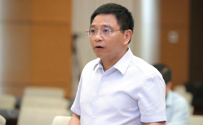Minister of Finance Nguyen Van Thang said that the draft stipulates the direction of subjects that are not allowed to establish, contribute capital and manage enterprises, including civil servants and public employees. Photo: Pham Dong
