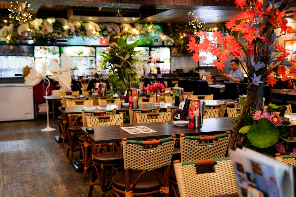 El restaurante Asia Yatai Mura (Japon) pone botellas de salsa de chile de chile en la mesa como una eleccion de especias con muchos platos. Foto: Hong Van