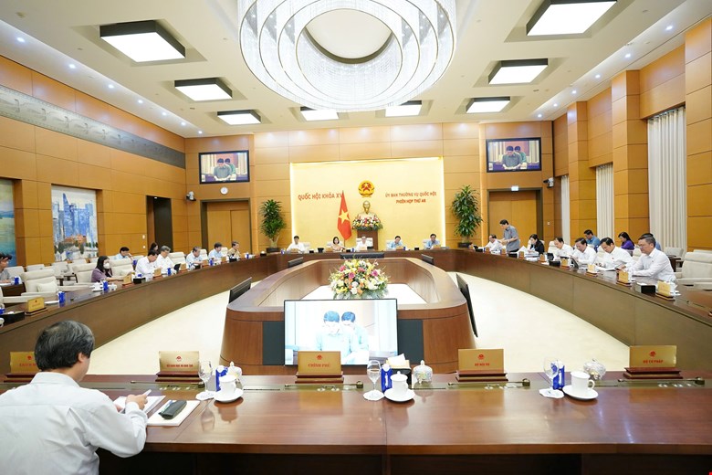 Uy ban thuong vu Quoc hoi cho y kien ve viec tiep thu, giai trinh, chinh ly du thao Luat Nha giao. Anh: Quochoi.vn
