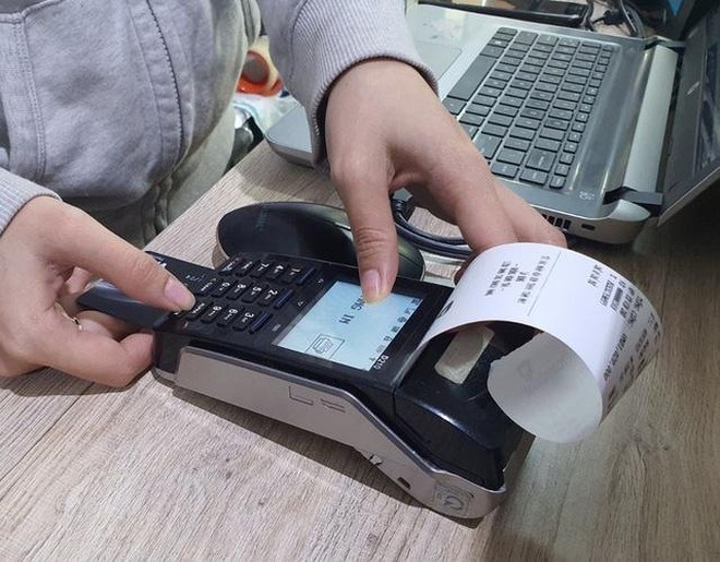 Business households are confused with electronic invoices, experts say that it is necessary to approach it humanely, and not punish them immediately. Photo: Tri Minh