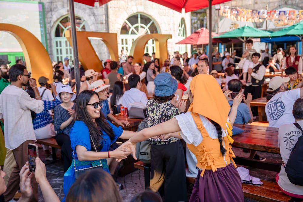 Den day, du khach nhu dang thuc su song giua mot ngoi lang hanh phuc ron ra tieng cuoi, duoc tro thanh mot trong cac nhan vat cua vo dien, cung nhay mua, hat ca cung cac than dan Vuong quoc Mat Troi, thuong thuc xuc xich thom lung, bia thu cong mat lanh cung nhung mon ngon dac trung giua quang truong Beer Plaza ngap tran nang vang.