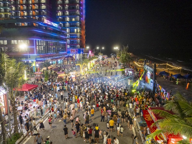 Le hoi duong pho Lala Town dong vui, soi dong giua ve dep tho mong mien bien Hai Tien.