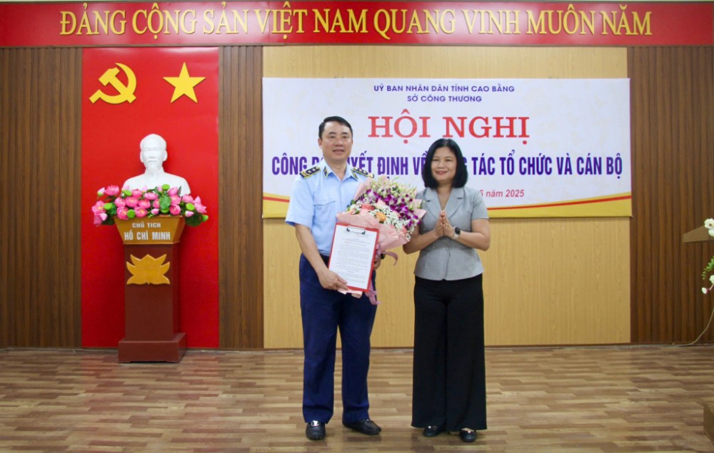 Trao quyet dinh bo nhiem Chi cuc truong Chi cuc Quan ly thi truong tinh cho ong Tran Manh Hung. Anh: UBND tinh Cao Bang