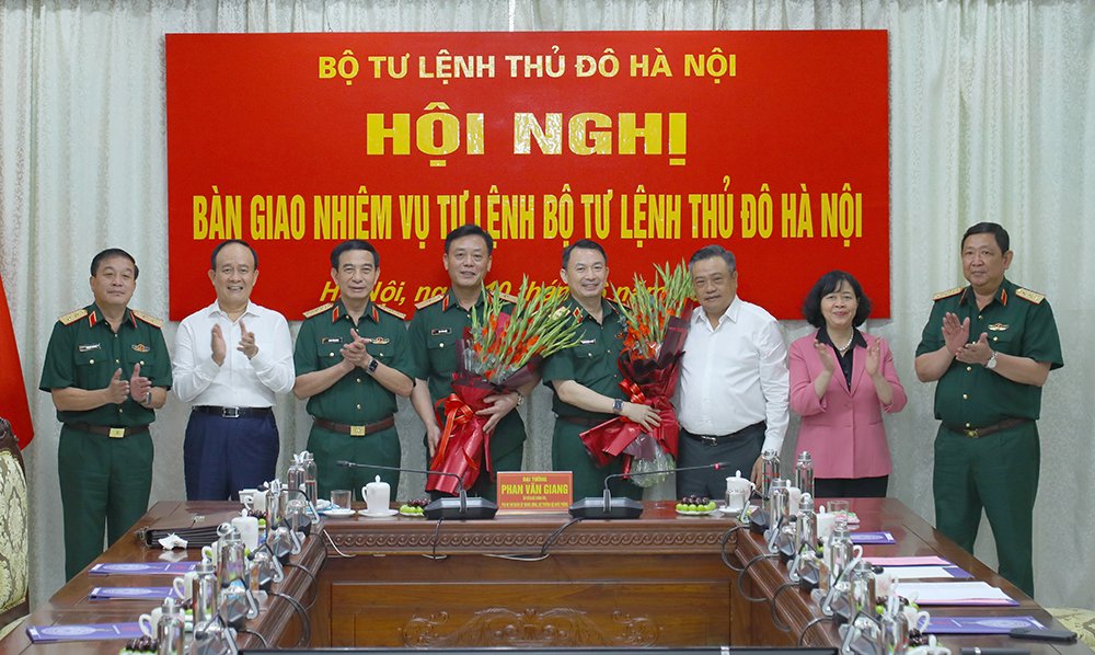 General Phan Van Giang - Minister of National Defense and Secretary of the Hanoi Party Committee Bui Thi Minh Hoai and delegates congratulated Lieutenant General Nguyen Quoc Duyet and Major General Dao Van Nhan. Photo: VGP