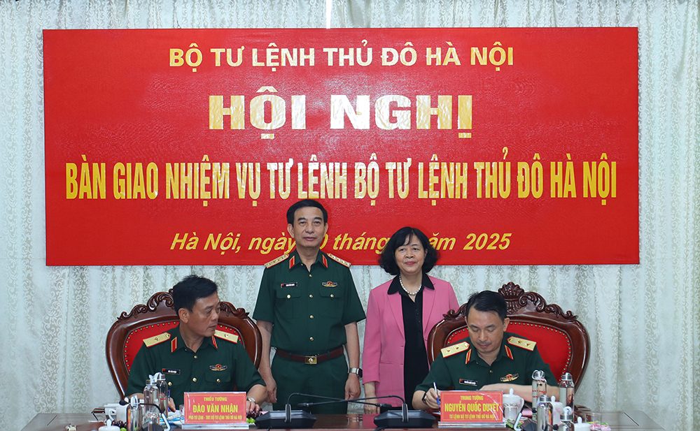 Dai tuong Phan Van Giang va Bi thu Thanh uy Ha Noi Bui Thi Minh Hoai chung kien Trung tuong Nguyen Quoc Duyet va Thieu tuong Dao Van Nhan ky bien ban ban giao nhiem vu Tu lenh Bo Tu lenh Thu do Ha Noi. Anh: VGP