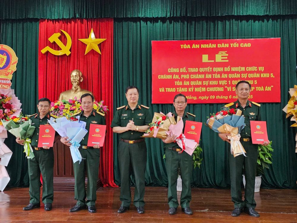 Le cong bo, trao quyet dinh bo nhiem chuc vu Chanh an, Pho Chanh an cho cac si quan quan doi. Anh: Quan khu 5