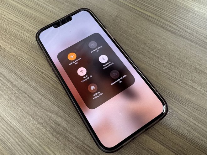 The three popular display technologies today, AMOLED, LCD and OLED LTPO, all have their own advantages and disadvantages. Photo: Anh Vu