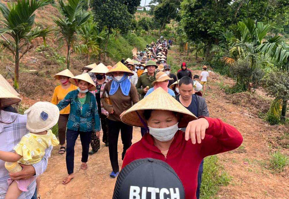 Co rat dong nguoi dan tap trung, di thanh hang dai de yeu cau trai lon xu ly viec xa thai gay o nhiem. Anh: Minh Hoang