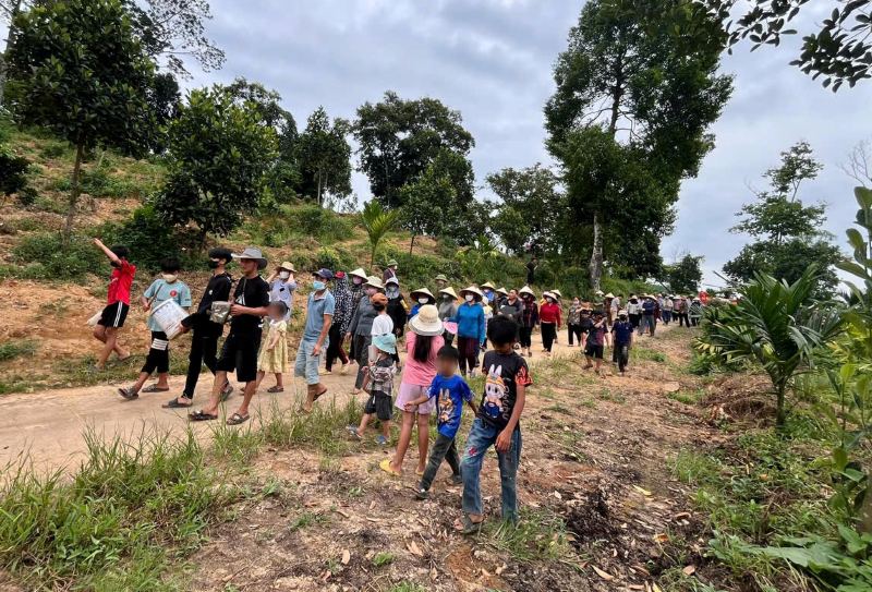 Nguoi dan o xa Cam Long, huyen Cam Thuy (Thanh Hoa) tap trung trong sang ngay 9.6, nham phan doi viec trai lon gay o nhiem. Anh: Minh Hoang