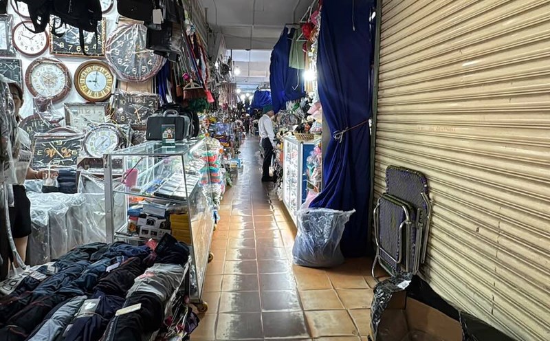 Traders at Dong Hoi market are still trading at a low level because they are worried.