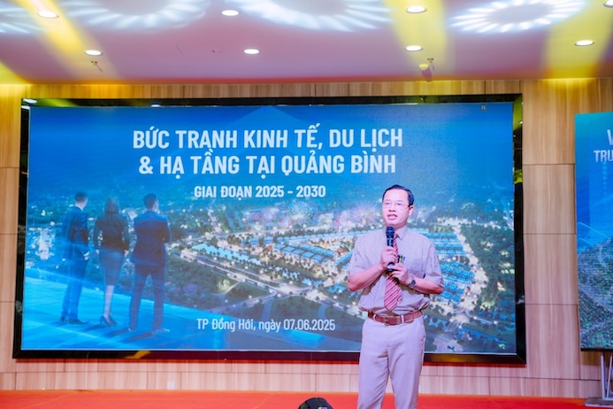 TS.Tran Tu Luc chia se tai toa dam “Don song chu ky tang toc moi Quang Binh” ngay 6.6. Anh: