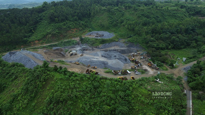 Phớt lờ các văn bản chỉ đạo, Công ty CP Phân lân nung chảy Lào Cai vẫn sản xuất, tập kết quặng tại điểm không phép. Ảnh: Đinh Đại