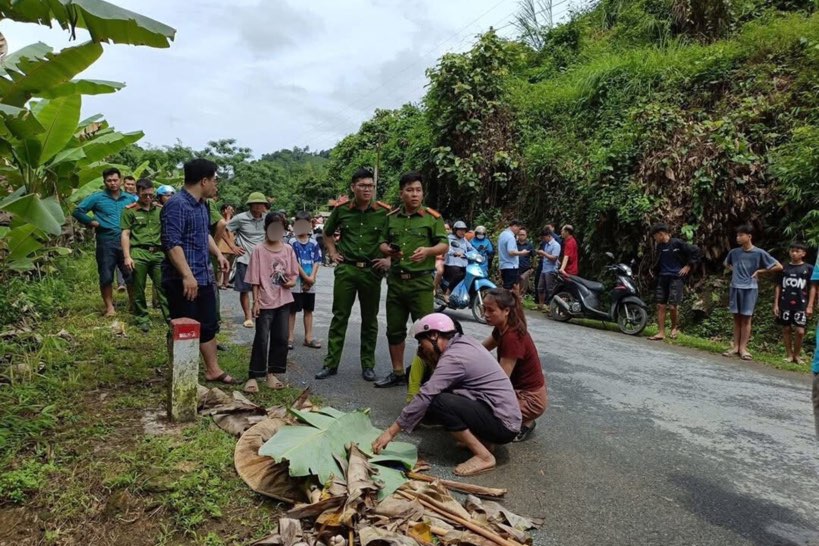 Thi the nan nhan bi lu cuon troi da duoc tim thay. Anh: Nguyen Thinh.