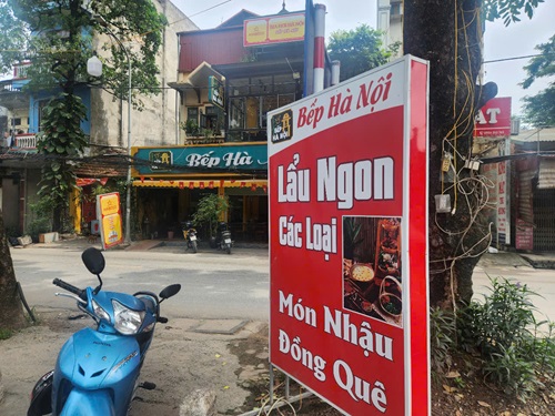 Rat nhieu day dien bien quang cao tai Dai Mo bi cat trom. Anh: Minh Hanh