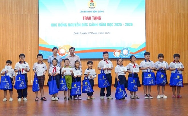 Trao 74 học bổng Nguyễn Đức Cảnh cho con CNVCLĐ ở TPHCM