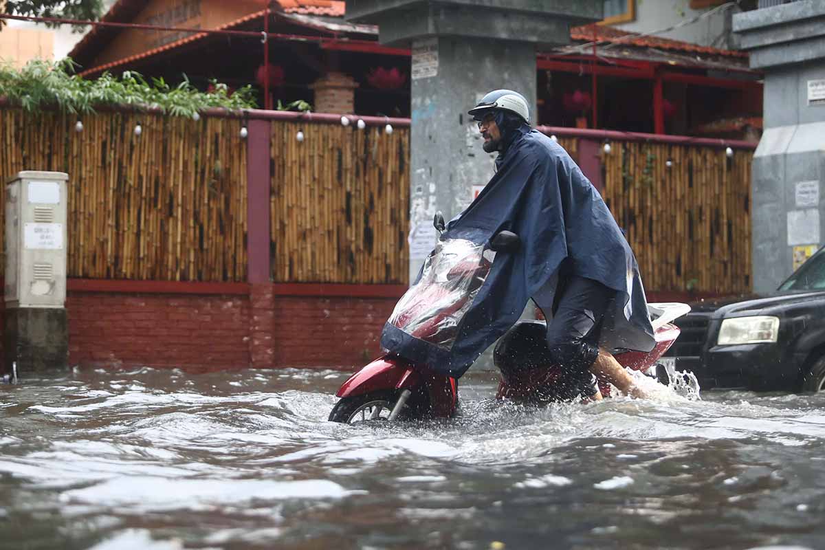 Las fuertes lluvias continuaron teniendo lugar en el sur. Foto: Viet Anh