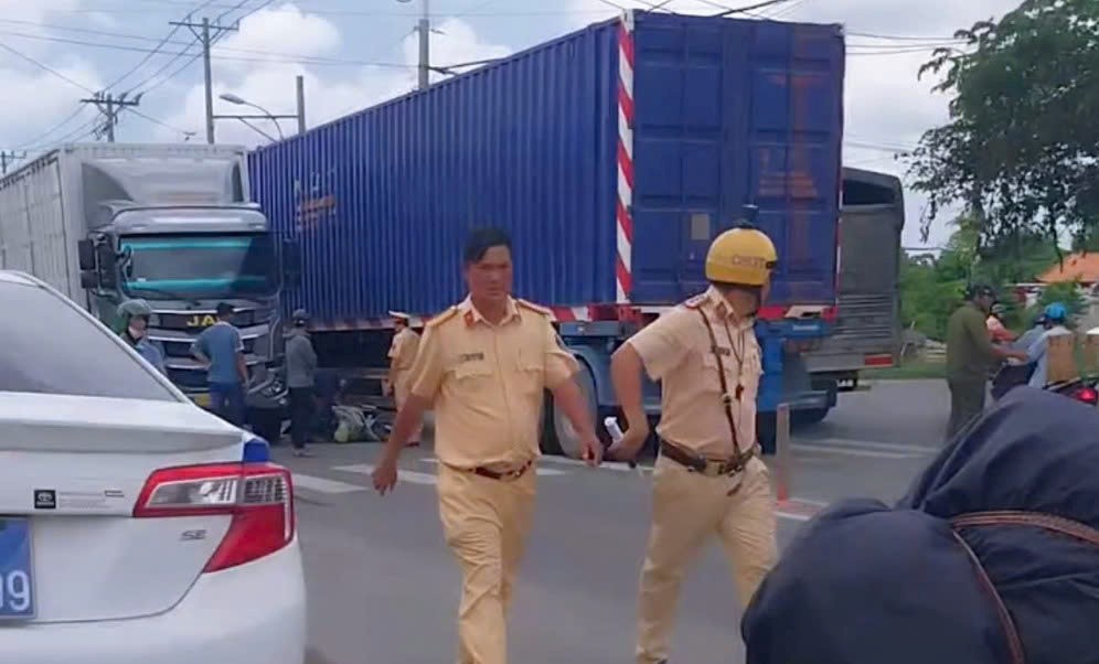 Scene of the collision between a motorbike and a tractor-trailer in Cu Chi. Photo: Dong Hoang