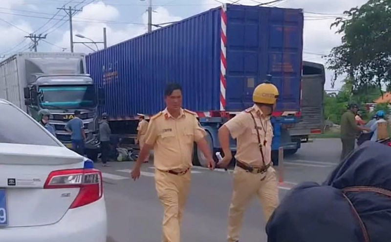 Scene of the collision between a motorbike and a tractor-trailer in Cu Chi. Photo: Dong Hoang