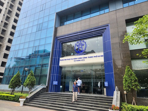 Người dân Hà Nội sẽ chấm dứt cảnh xếp hàng từ nửa đêm làm thủ tục xây dựng. Ảnh: Minh Hạnh 