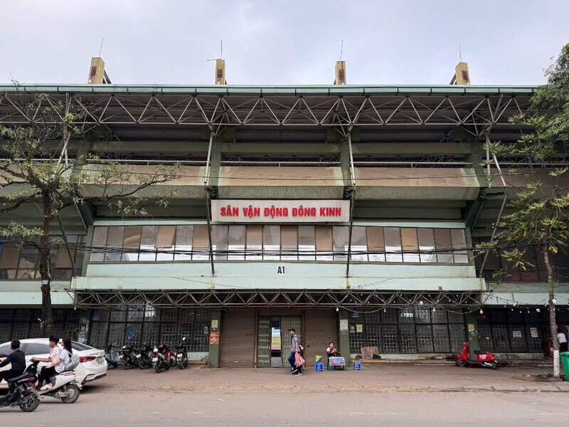 San van dong Dong Kinh dang xuong cap nghiem trong. Anh: Khanh Linh
