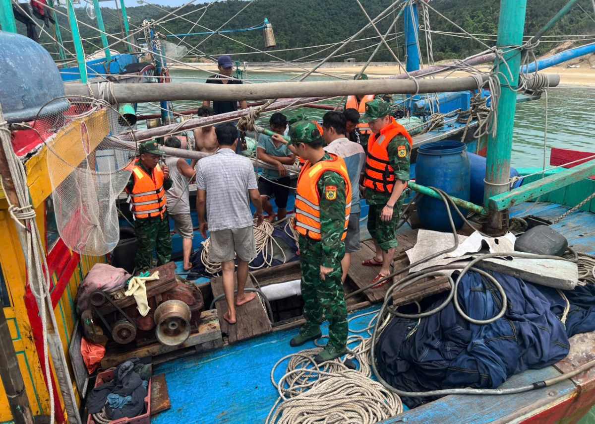 La guardia fronteriza de Thanh Lan salvo rapidamente a 4 pescadores y condujo el barco a la orilla. Foto: Comite Popular de CO al distrito