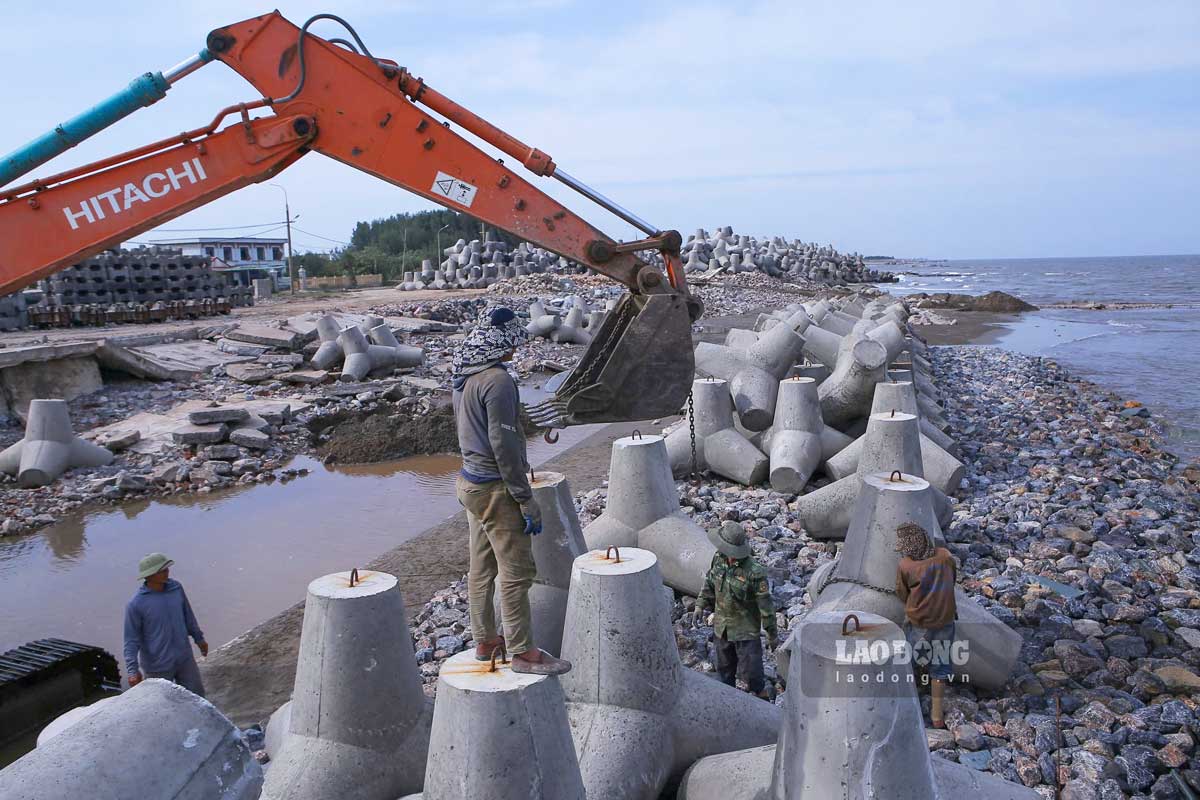 Nam Dinh is speeding up the progress of handling landslides on the sea dykes of Hai Hau district. Photo: Luong Ha