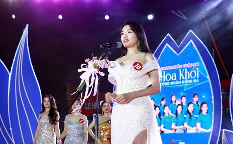 Contestants compete in the behavioral round of the Dong Da Trade Union Miss Contest 2025. Photo: Hai Yen