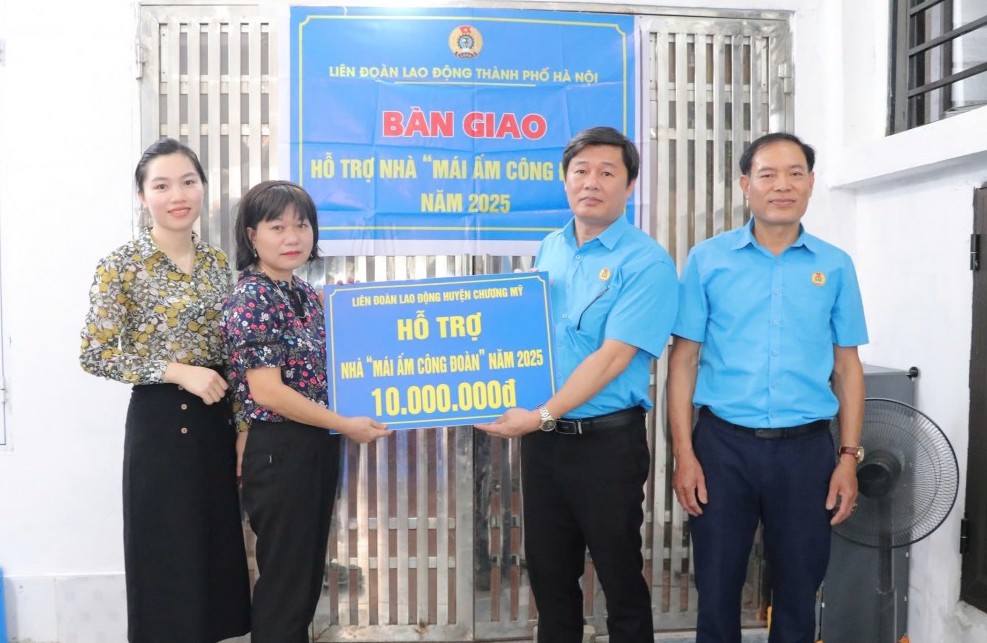 Leaders of the Chuong My District Labor Federation presented support for the 2025 Trade Union Shelter to union members in difficult circumstances. Photo: Hai Yen