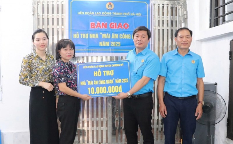 Leaders of the Chuong My District Labor Federation presented support for the 2025 Trade Union Shelter to union members in difficult circumstances. Photo: Hai Yen