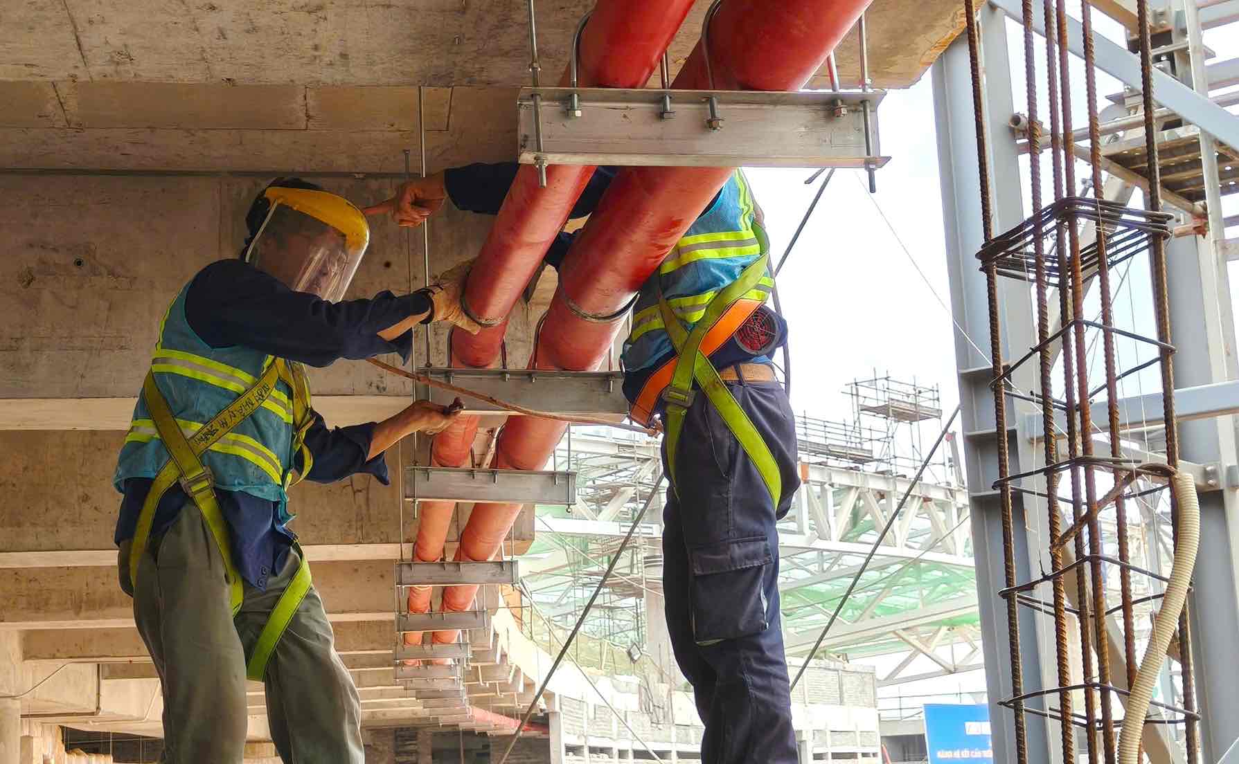 Instalacion del sistema de prevencion y lucha contra incendios en la terminal de pasajeros del aeropuerto de Long Thanh. Foto: ACV